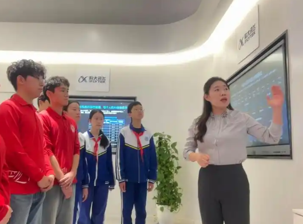 而在智慧教育体会区里学生们围在智能阅卷体系和单词PK 而在智慧教育体会区里学生们围在智能阅卷体系和单词PK